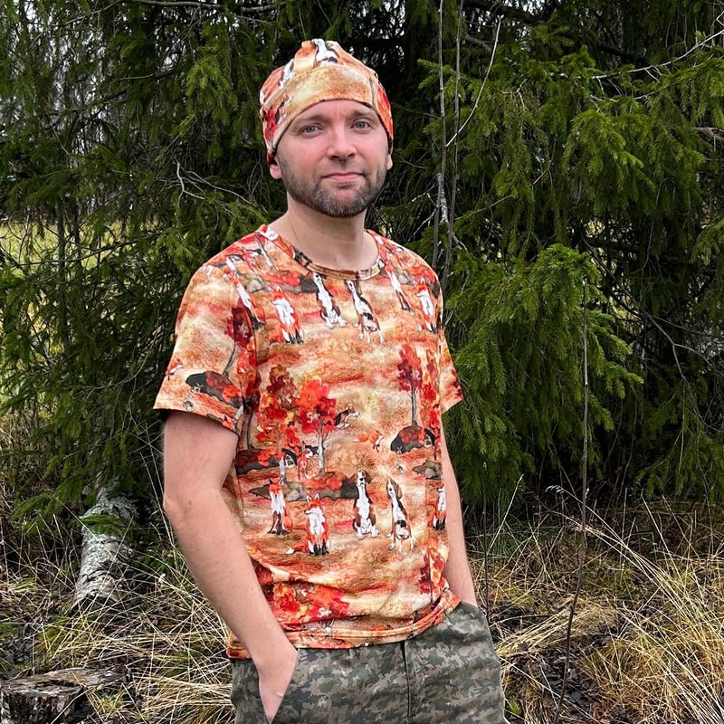 Suomenajokoira t-paita edest&auml;. Malli 179 cm ja paidan koko M